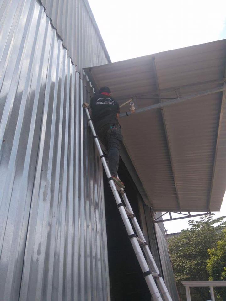 Nhân viên thi công lắp đặt camera quan sát