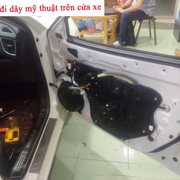 đi dây mỹ thuật trên cửa xe để lắp đặt camera bên hông xe