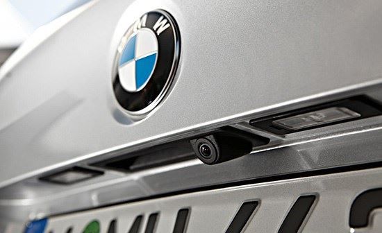 lắp đặt camera lùi xe hơi BMW